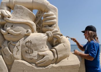 Sculptors use sand to capture the wonders of the world